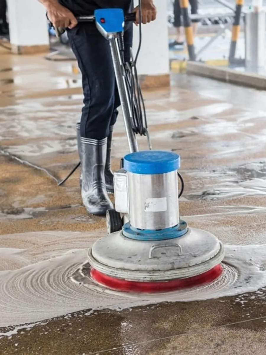 Haumax reinigt eine Betonfläche mit der Einscheibenmaschine