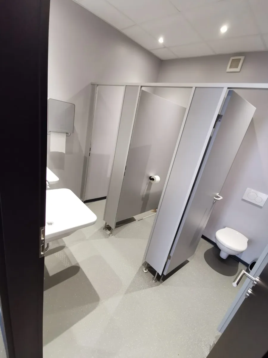 Gereinigte Sanitäranlage mit Toilettenkabinen in einem Gewerbeobjekt