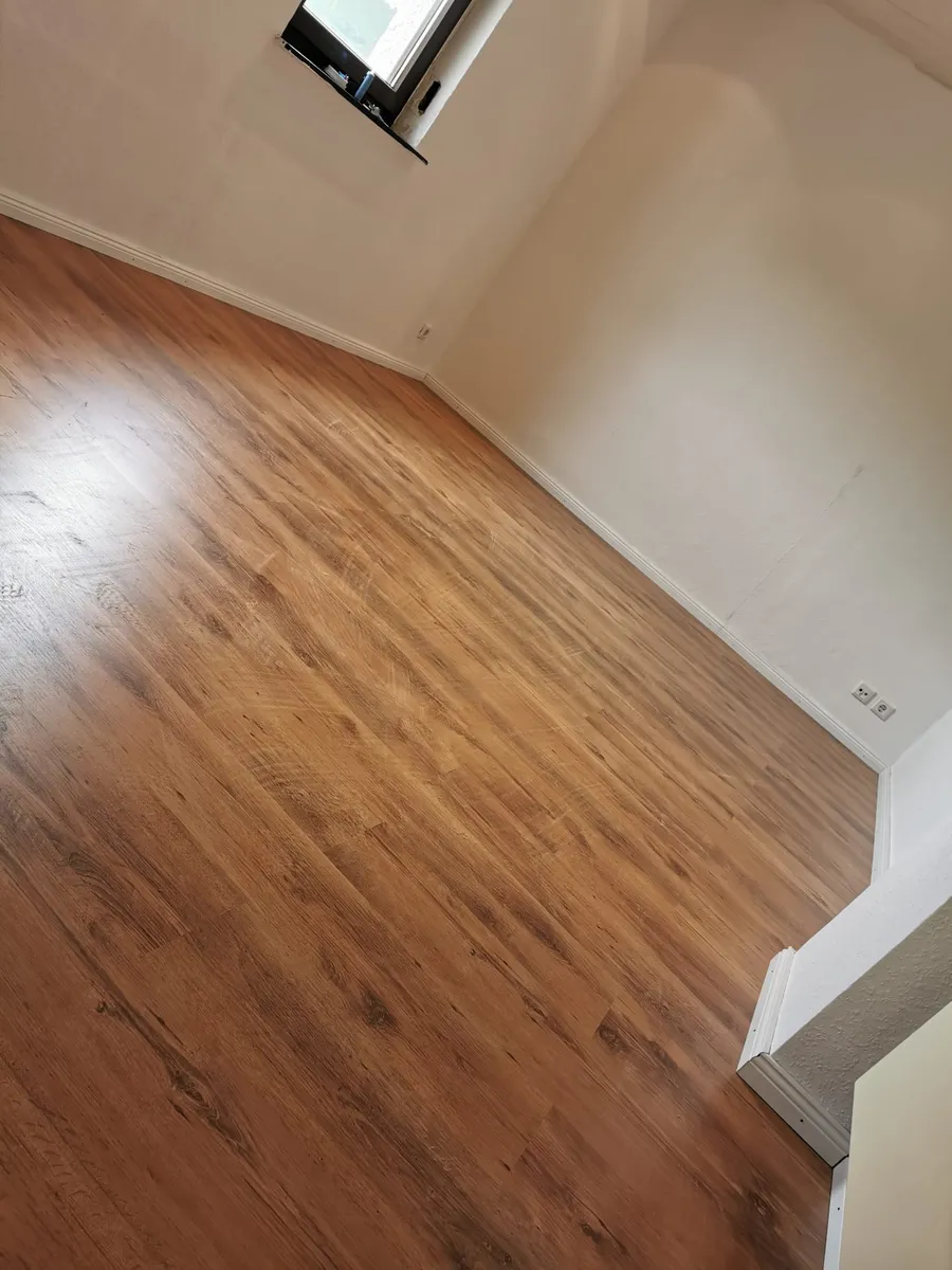 Fertig verlegter Laminatboden in einem renovierten Zimmer