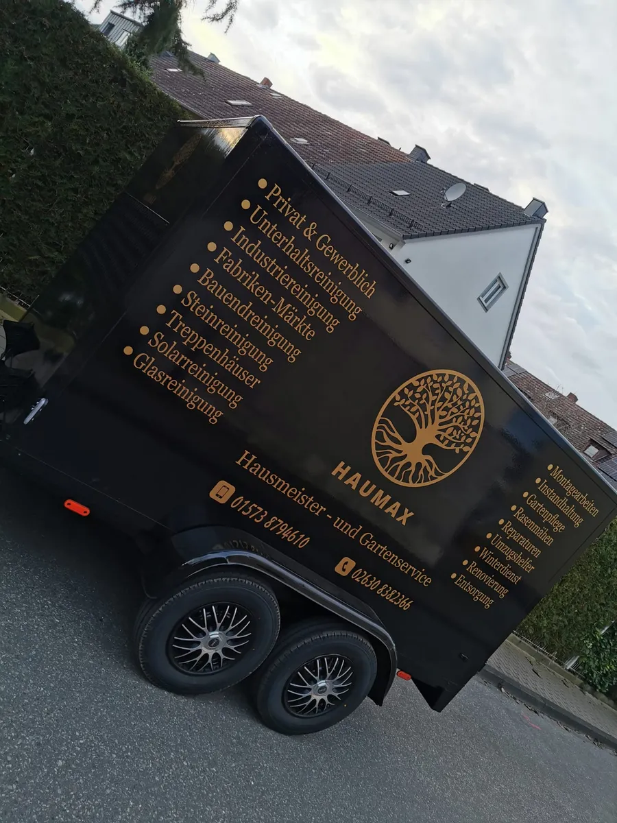 Beschrifteter Anhänger von Haumax Hausmeister- und Gartenservice