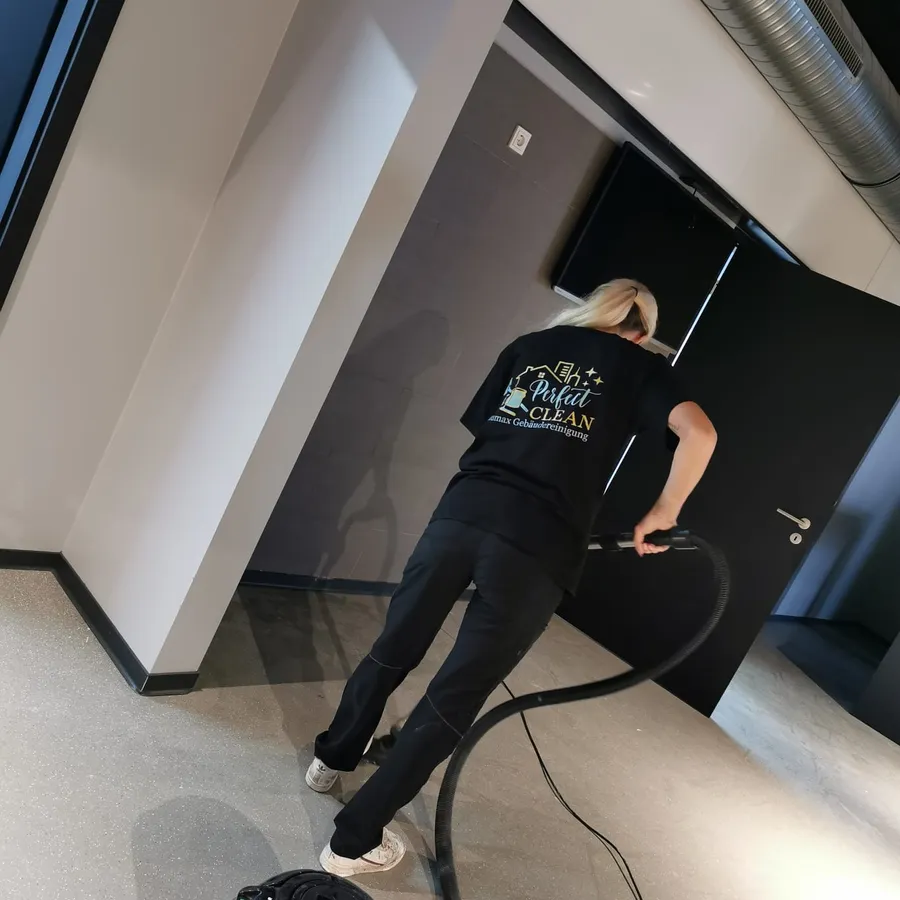 Reinigungskraft von Haumax bei der Unterhaltsreinigung eines Bürogebäudes